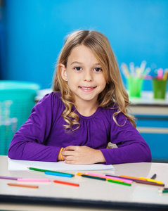 素描笔和纸在幼儿园中的女孩