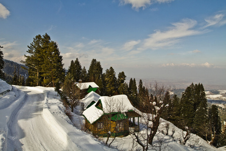 冰雪覆盖的旅游胜地，克什米尔