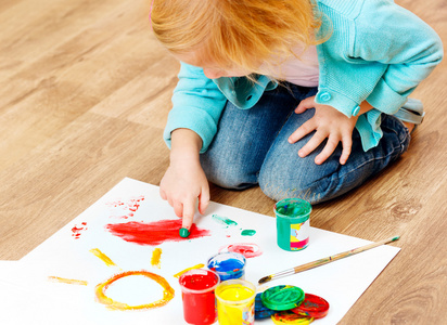 可爱的小女孩绘画图片