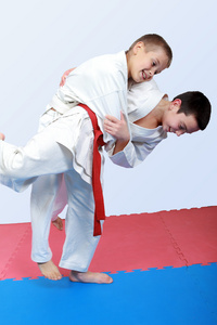 运动员用白色和红色的腰带做柔道投掷