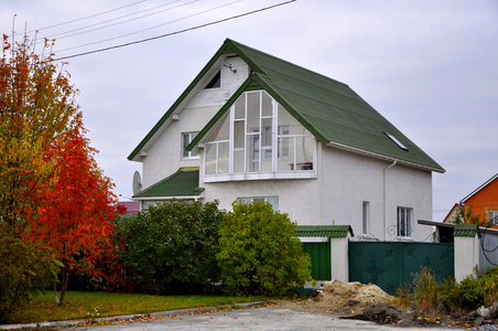 绿色屋顶的白色小屋