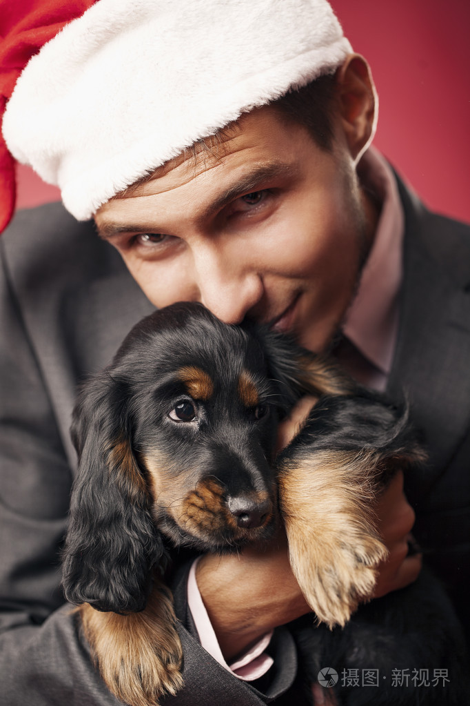 一个男人和一只可爱的小狗