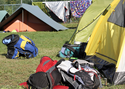 徒步旅行者在野营帐篷 backpacks