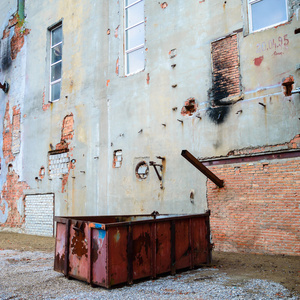 废弃厂房的旧墙