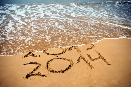 新的一年 2014年是未来概念2013年和 2014 年的海滩沙子上的题字