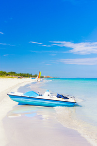 用桨的小船在古巴的巴拉德罗海滩