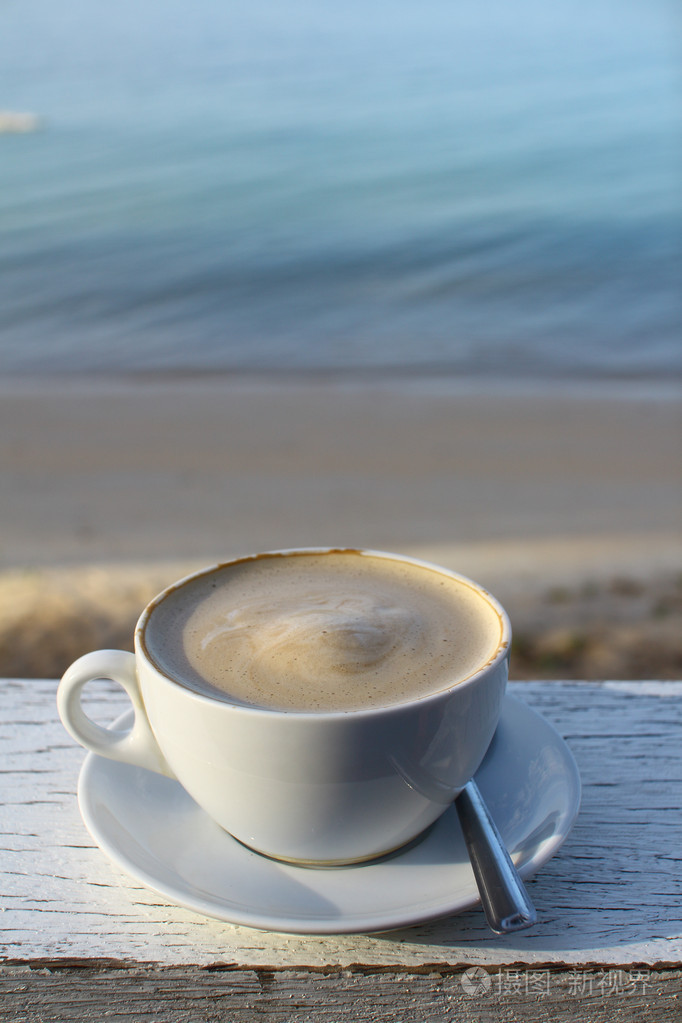 每天早上喝咖啡杯子在海边