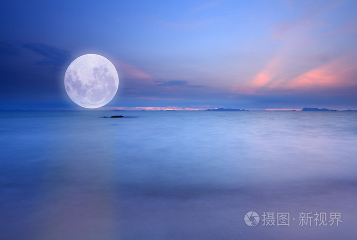 蓝色的大海和天空上空的月亮