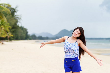 海滩夏季假期女人快乐自由概念