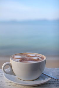 每天早上喝咖啡杯子在海边