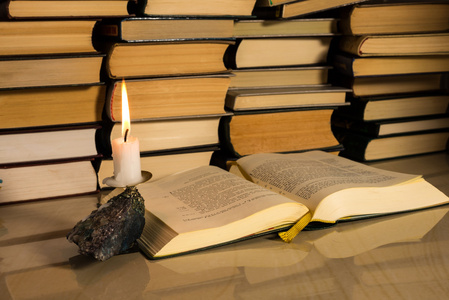 福音新遗嘱 蜡烛和其他书籍