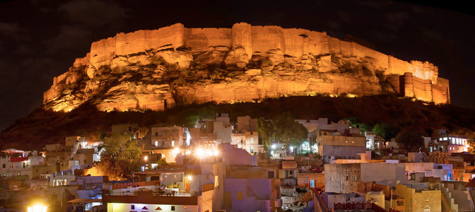 在焦特布尔的历史 mehrangarh 堡。印度拉贾斯坦邦，看夜景