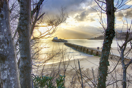 在夕阳与美丽云彩的沿海风景