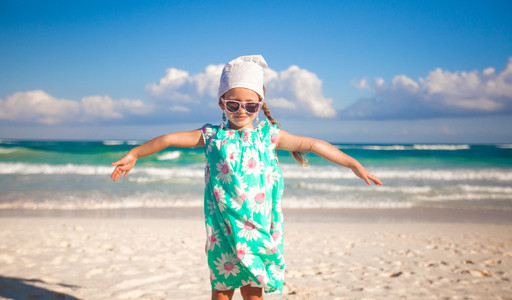 可爱的小女孩，在阳光明媚的日子，充满异国情调的白色沙滩上玩乐