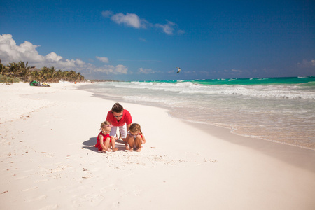 父亲和他可爱的小女儿，在沙滩上玩
