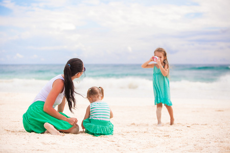 幸福的白种人家庭一起在白色沙滩上享受时间