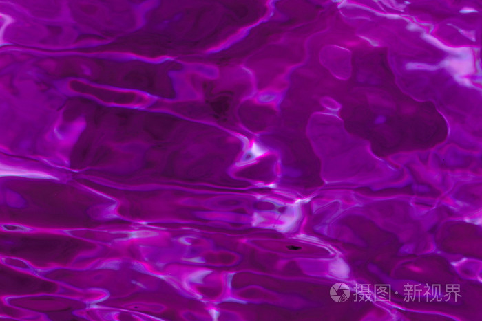 沧浪之水表面的紫色抽象背景