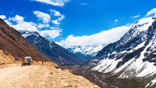 美丽的风景的 chopta 谷与雪覆盖美丽