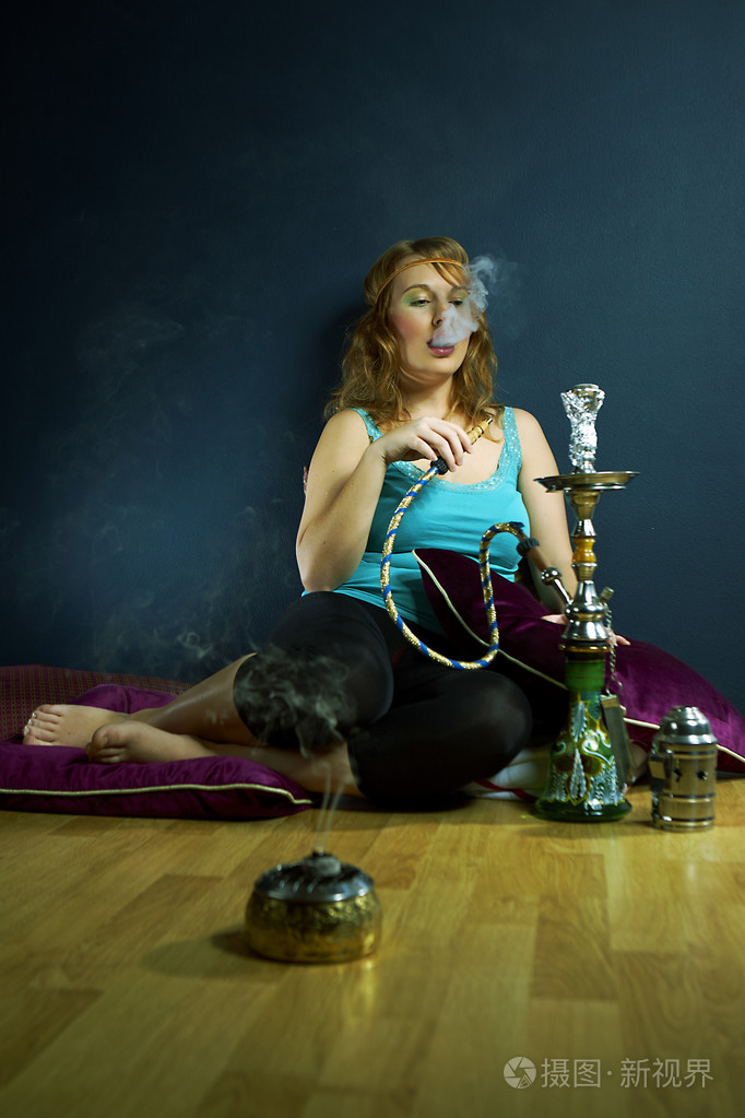 年轻女子吸烟水烟