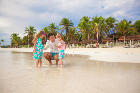 父亲和他可爱的小女儿，在沙滩上玩