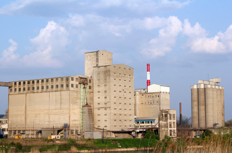 工业园区与建筑物和大型筒仓