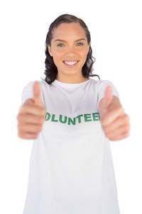 女人穿志愿者 t 恤和放弃的拇指
