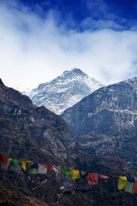 雪山与在锡金 印度的蓝色天空