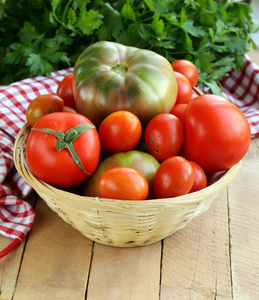 与不同类型的西红柿木制的桌子上篮