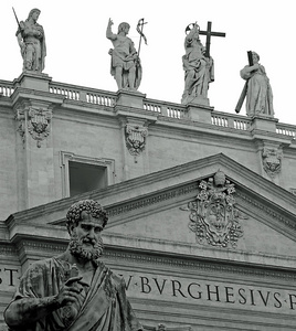 圣伯多禄大教堂前的雕像