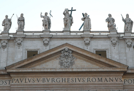 救世主的雕像和其他圣人上面的 st.pet 教堂