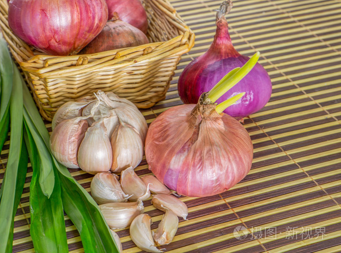 洋葱大蒜和香兰叶