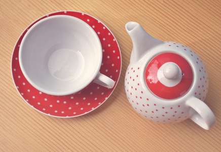 红色圆点壶和茶葡萄酒杯图片