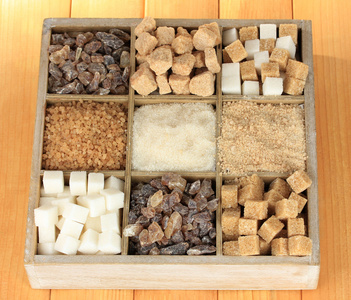 不同类型的糖在木盒上表特写