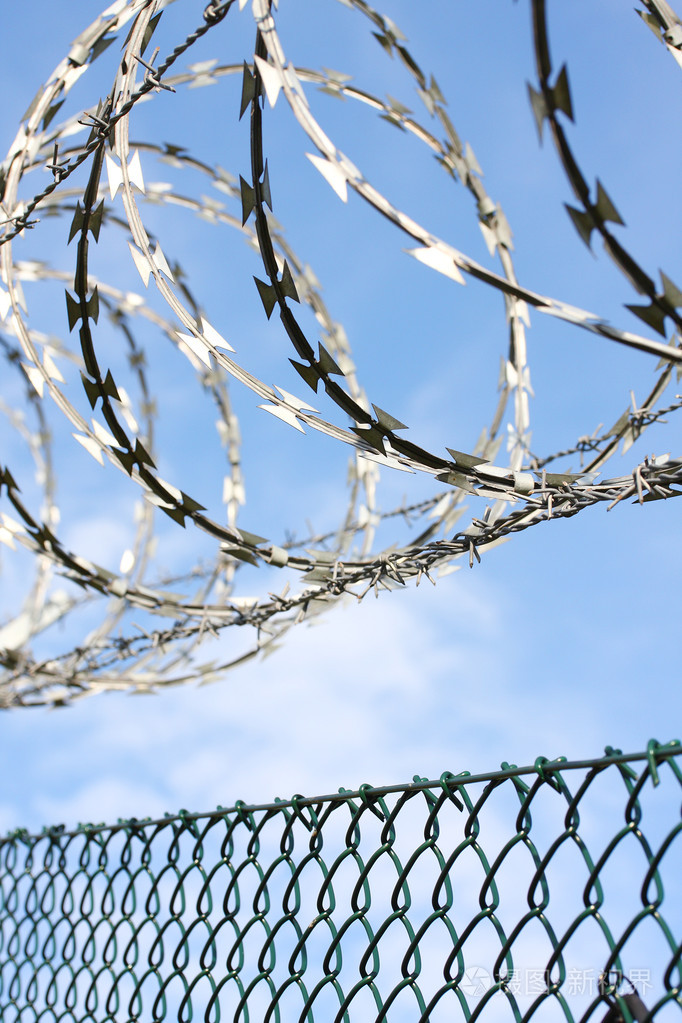 用带刺的铁丝网围栏照片-正版商用图片1diusp-摄图新视界