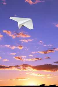 纸飞机孩子图片