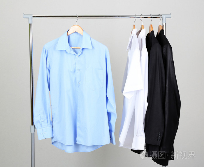 室男衣服挂在衣钩上灰色背景