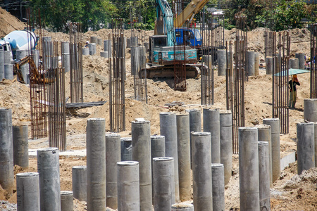 混凝土桩液压钻床是施工现场钻孔灌注桩工作的钻孔.