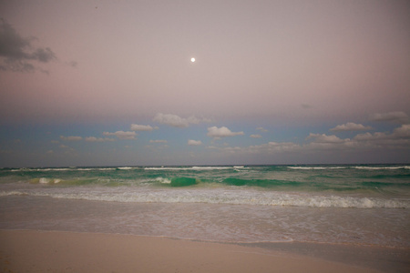 令人惊异七彩的晚霞，在墨西哥的异国海滩上