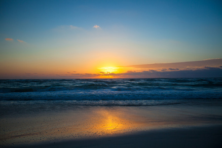 在墨西哥异国海滩上令人惊叹的美丽的日落