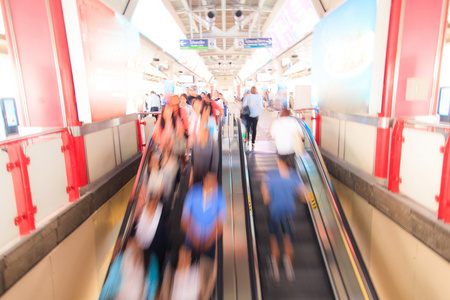 Stadtmenschen, die zu Fu in Himmel Bahnhof