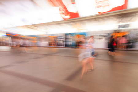 Stadtmenschen, die zu Fu in Himmel Bahnhof