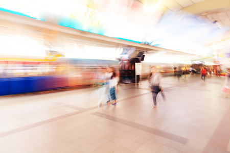 Stadtmenschen, die zu Fu in Himmel Bahnhof