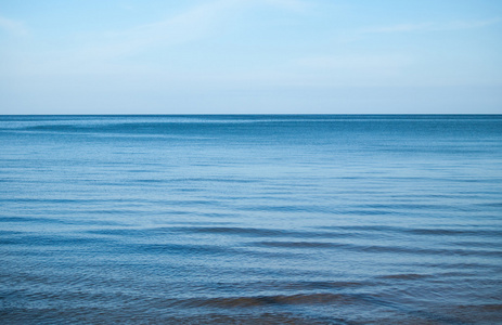 平静的蓝色的大海