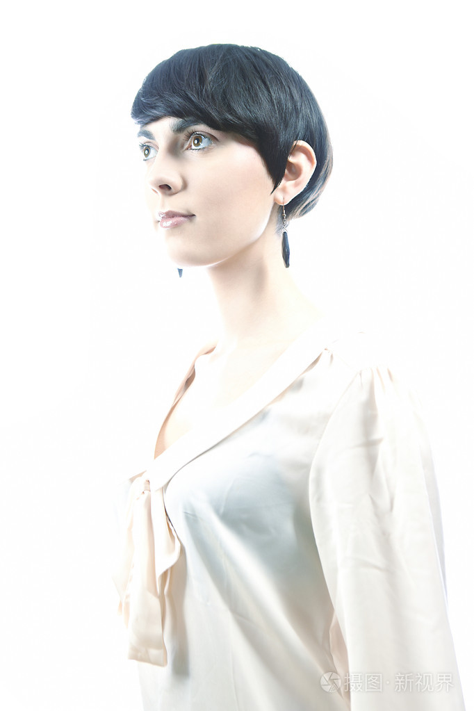 年轻短发黑发女人