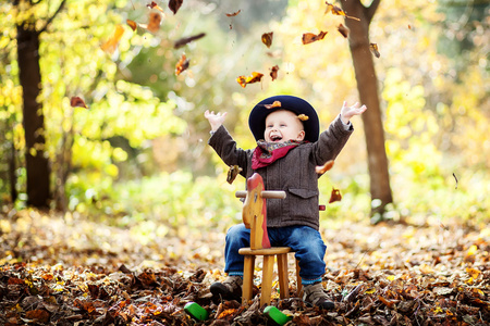在秋天的树林中的小男孩