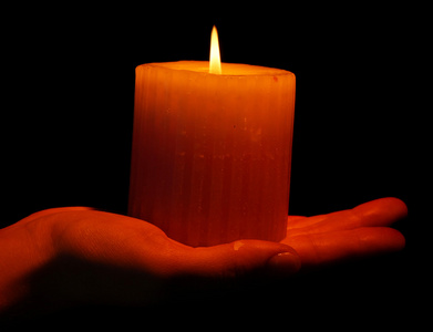 黑色的预兆燃烧的蜡烛在手上黑色孤立照片