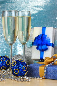 香槟及礼品盒闪亮背景上的眼镜