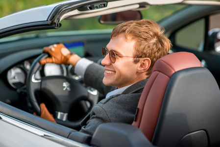 triproad, 戴着帽子和眼镜的年轻女子看着相机和男朋友坐小汽车旅行