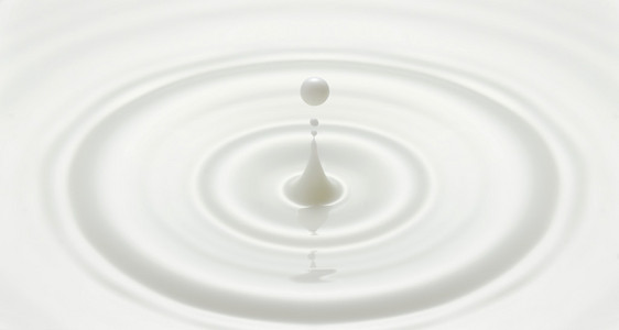 牛奶滴创建波纹波
