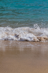 软海中的波浪在海滩上